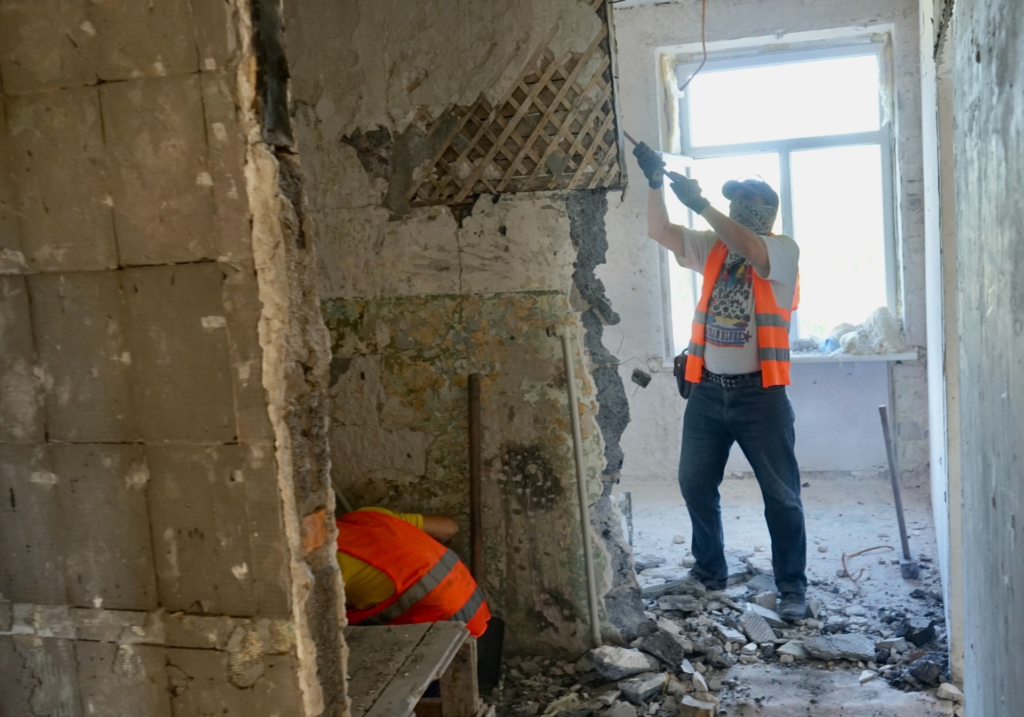 У Запоріжжі продовжують відновлювати будинки, пошкоджені внаслідок російських ракетних атак:  на якому етапі роботи