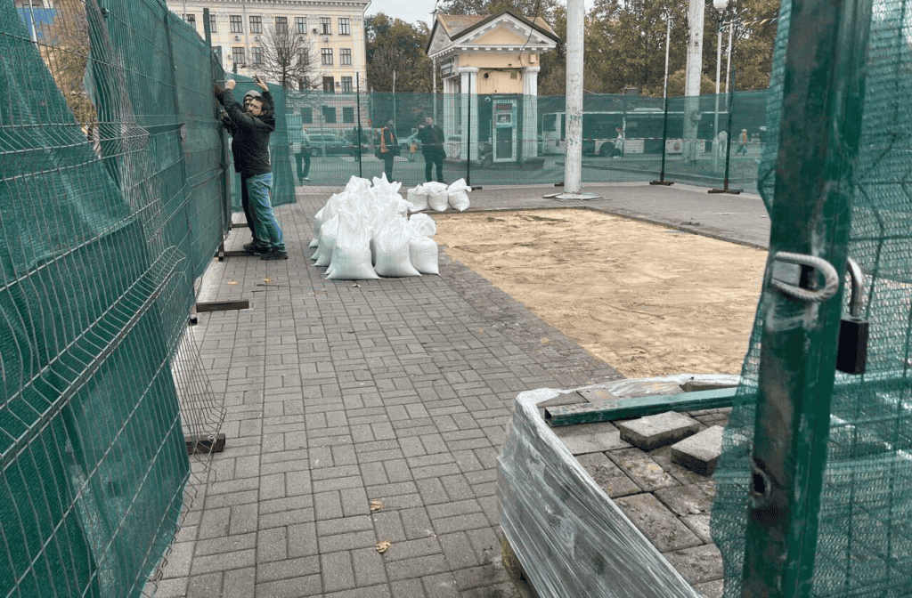 У Запоріжжі зафіксували будівництво модульної споруди для торгівлі та укриття