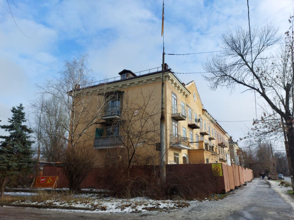 У Дніпровському районі Запоріжжя капітально ремонтують трьохповерховий будинок, в який влучила російська ракета: що вже зробили, – ФОТОРЕПОРТАЖ