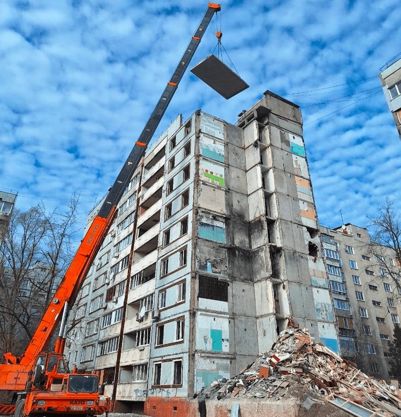 У пошкодженому будинку в Запоріжжі завершують демонтажні роботи в квартирах, – ФОТО