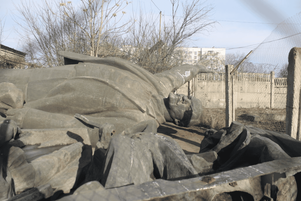 Запоріжці пропонують використати демонтований пам’ятник Леніну для потреб оборони