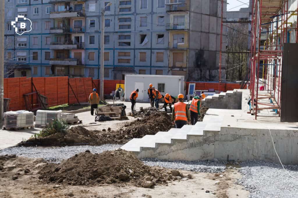 Заміна опалювальні мережі та облицювання ґанків: як у Запоріжжі відновлюють будинок на вулиці Зестафонській, 10, в який влучила ракета. ФОТОРЕПОРТАЖ