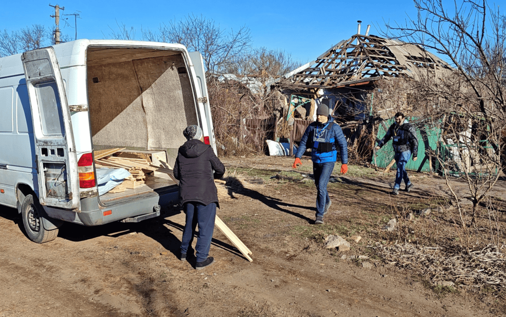 На Запоріжжі волонтери допомагають постраждалим від обстрілів з екстреним ремонтом, – ФОТО