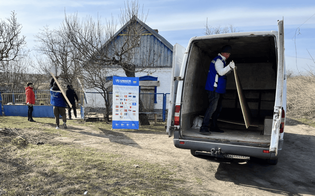 На Запоріжжі волонтери допомагають постраждалим від обстрілів з екстреним ремонтом, – ФОТО