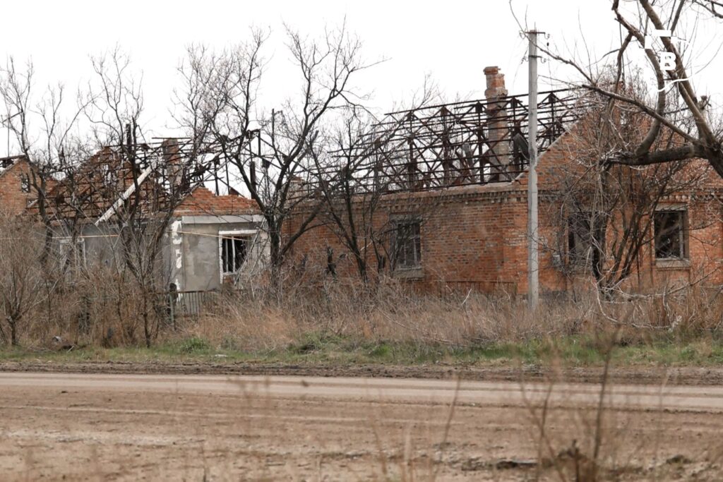 Прифронтова Мала Токмачка: фоторепортаж зі зруйнованого села у Запорізькій області