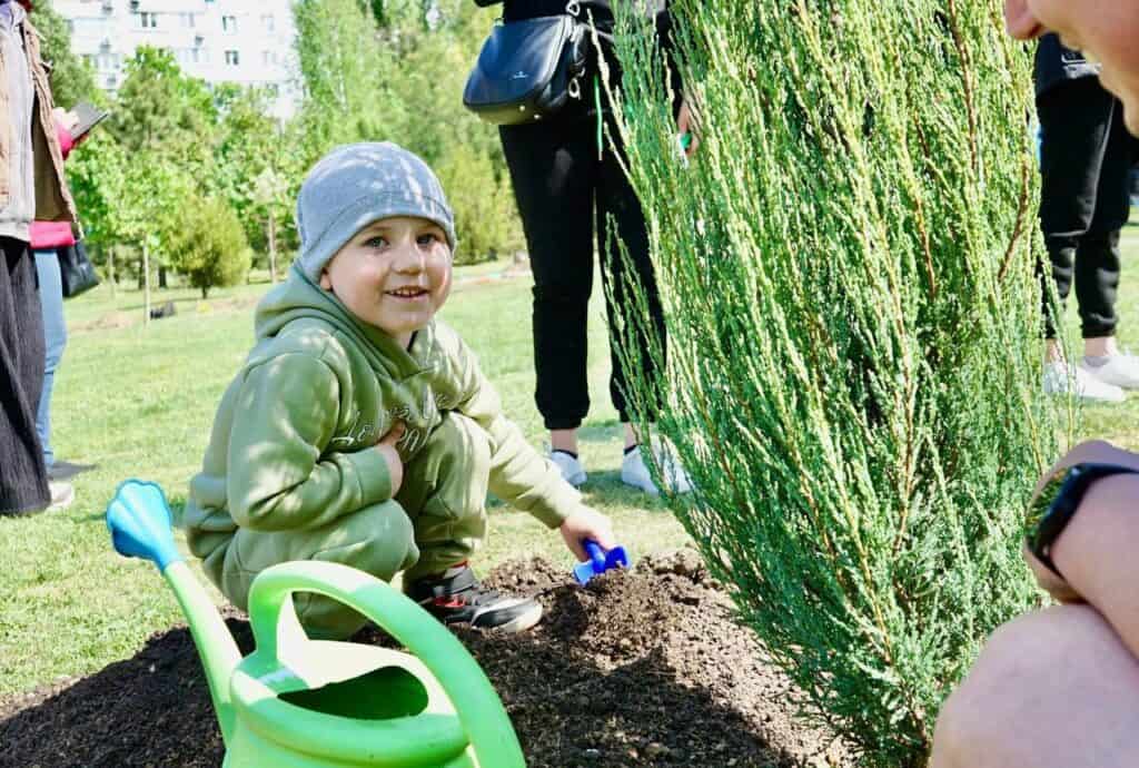 В Запоріжжі провели благодійну екологічну акцію у міському сквері, – ФОТО