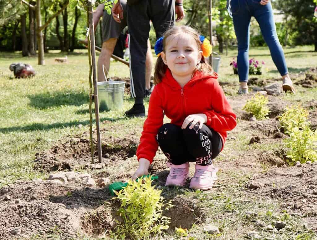 В Запоріжжі провели благодійну екологічну акцію у міському сквері, – ФОТО