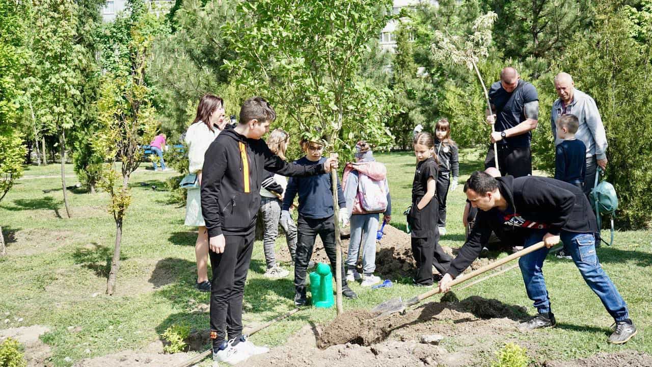 В Запоріжжі провели благодійну екологічну акцію у міському сквері, – ФОТО