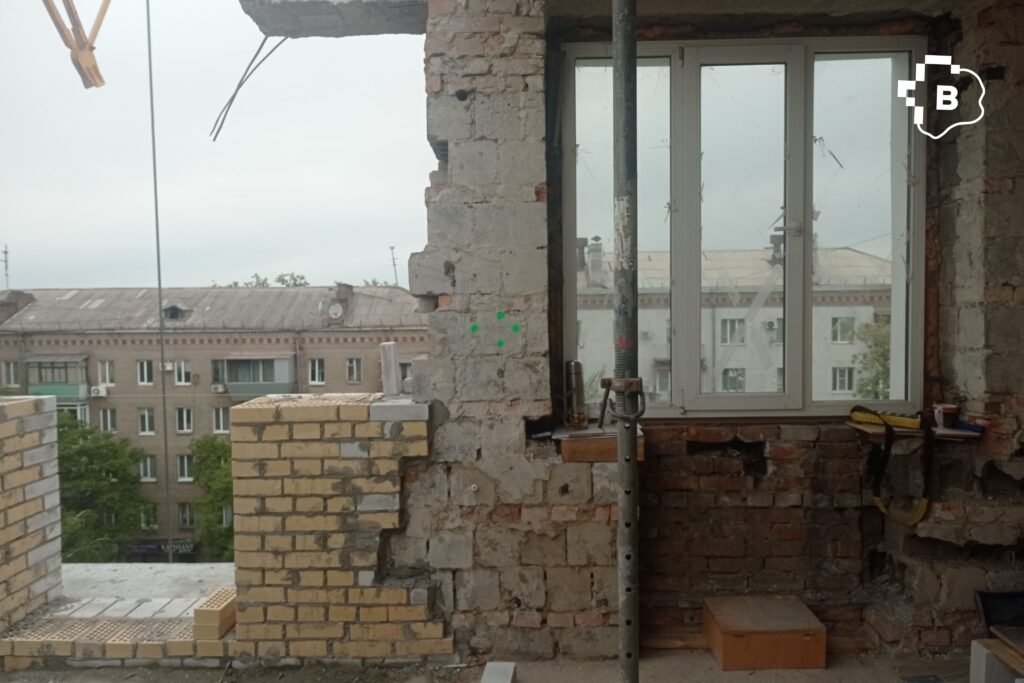 Як виглядає будинок у Запоріжжі на Якова Новицького, 3, який відбудовують після влучання ракети. ФОТОРЕПОРТАЖ