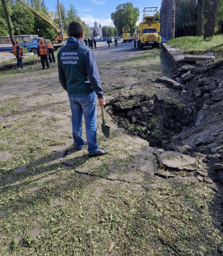 У Запоріжжі екоінспектори обстежили території, уражені внаслідок обстрілів, – ФОТО