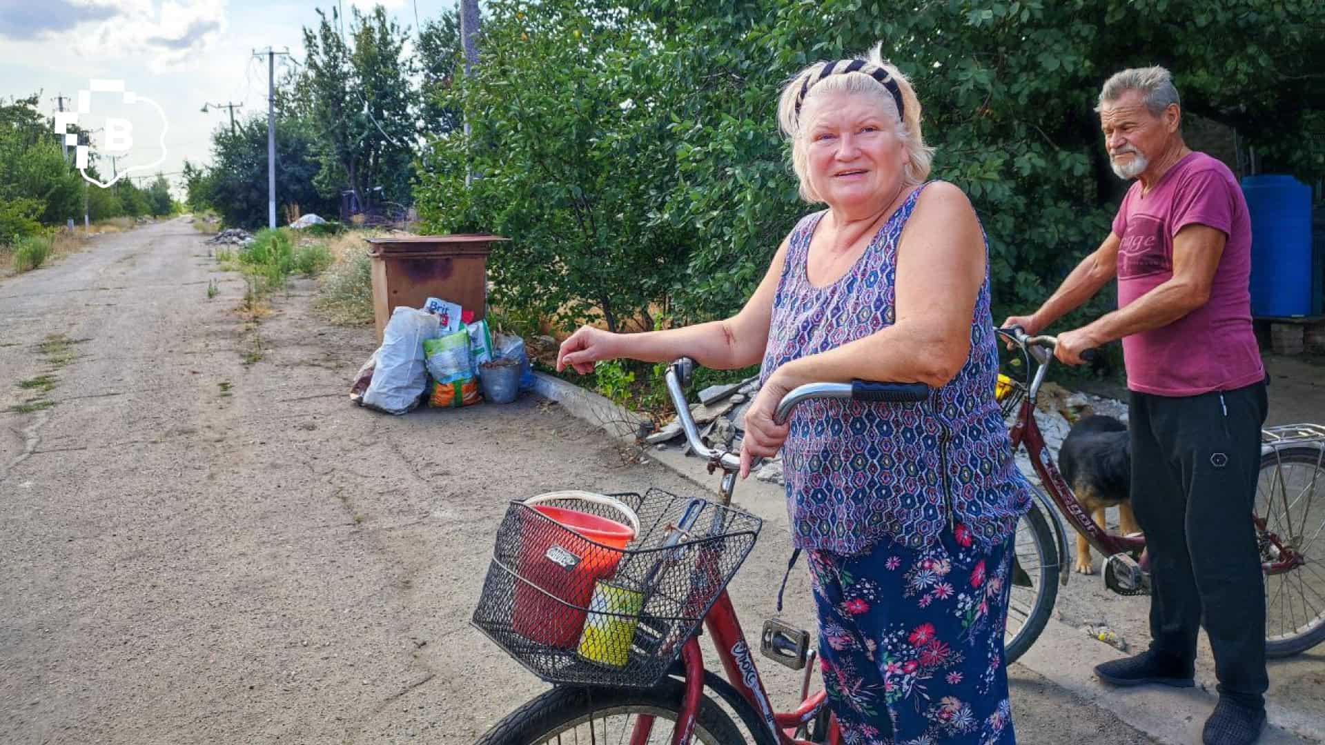 «Ми не можемо їх залишити й просто поїхати»: фоторепортаж про оріхівське подружжя, яке годує більше 50-ти тварин