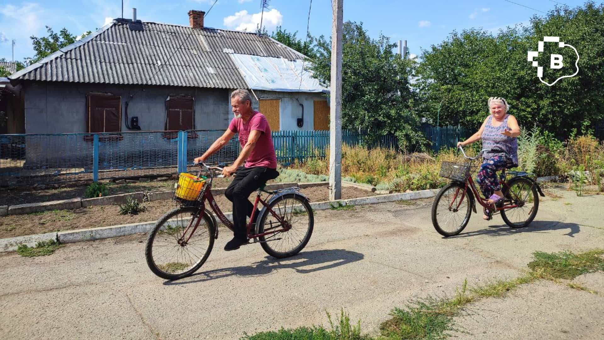 «Ми не можемо їх залишити й просто поїхати»: фоторепортаж про оріхівське подружжя, яке годує більше 50-ти тварин