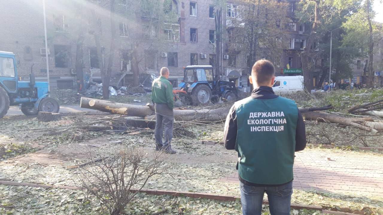 У Запоріжжі екофахівці обстежили ділянки, уражені внаслідок обстрілів, – ФОТО