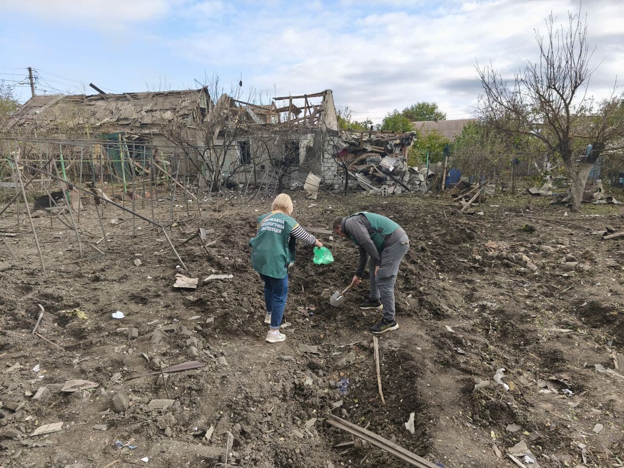 У Запоріжжі екоінспектори обстежили території, уражені внаслідок обстрілу 10 жовтня