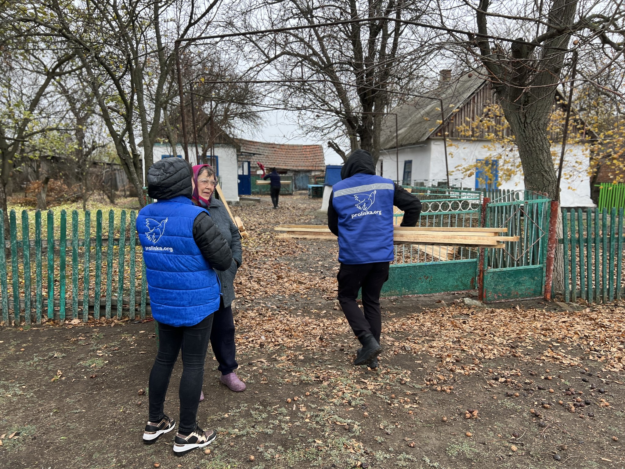 Волонтери допомогли постраждалим від обстрілів мешканцям Вільнянки, – ФОТО