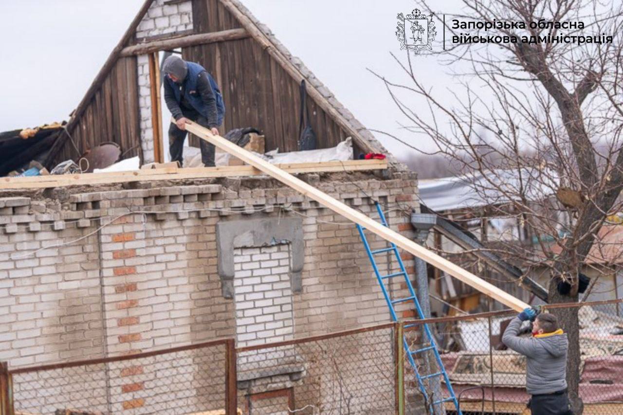 Як проходить відбудова пошкоджених будинків у одному з приватних секторів Запоріжжя, – ФОТО