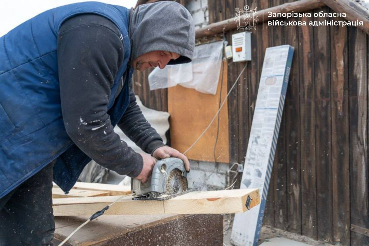 Як проходить відбудова пошкоджених будинків у одному з приватних секторів Запоріжжя, – ФОТО