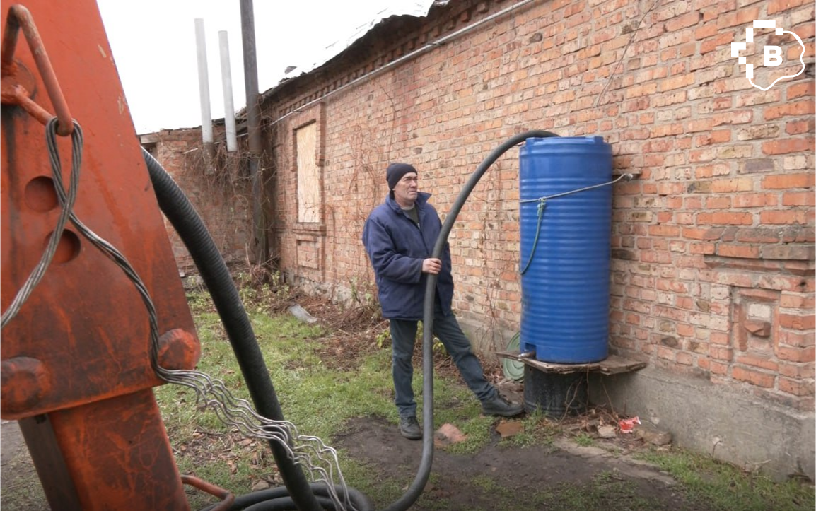 Без електрики, газу та води: щодня комунальники розвозять питну воду жителям Оріхова