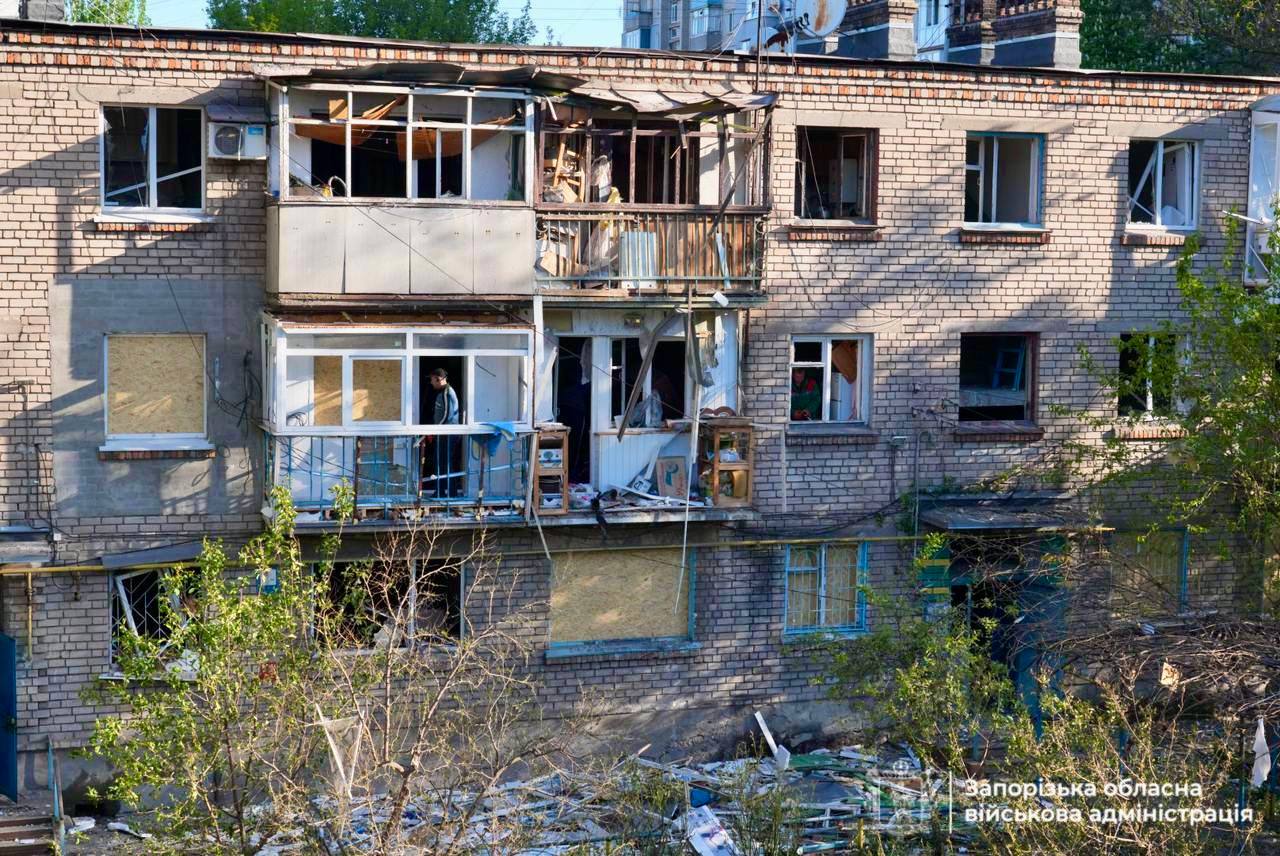 Російські війська атакували Запоріжжя: пошкоджено завод, будівлі університету та житлові будинки. ФОТО