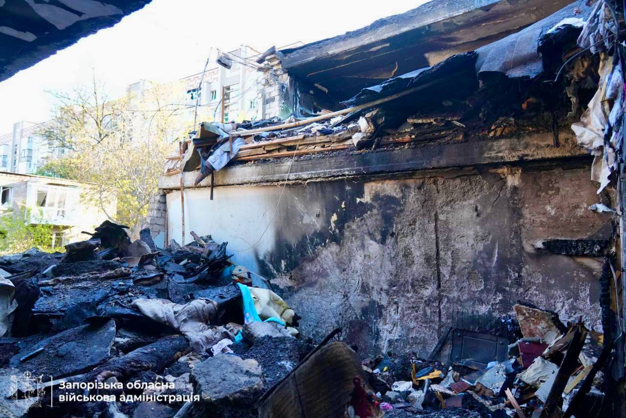 Російські війська атакували Запоріжжя: пошкоджено завод, будівлі університету та житлові будинки. ФОТО
