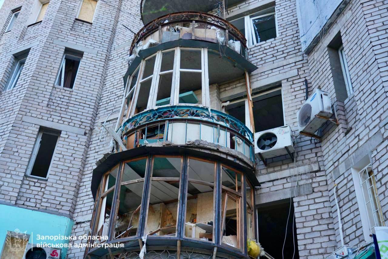 Російські війська атакували Запоріжжя: пошкоджено завод, будівлі університету та житлові будинки. ФОТО
