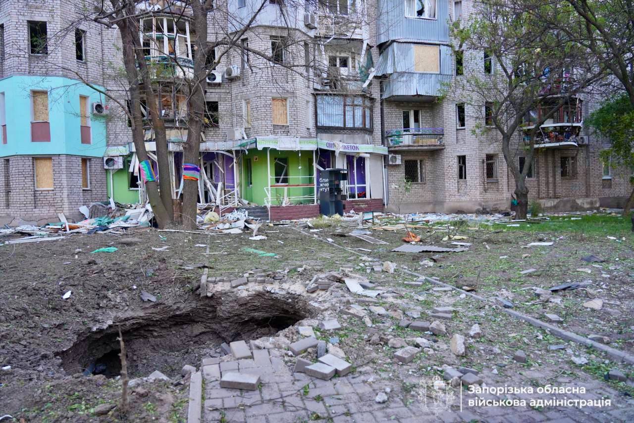 Російські війська атакували Запоріжжя: пошкоджено завод, будівлі університету та житлові будинки. ФОТО