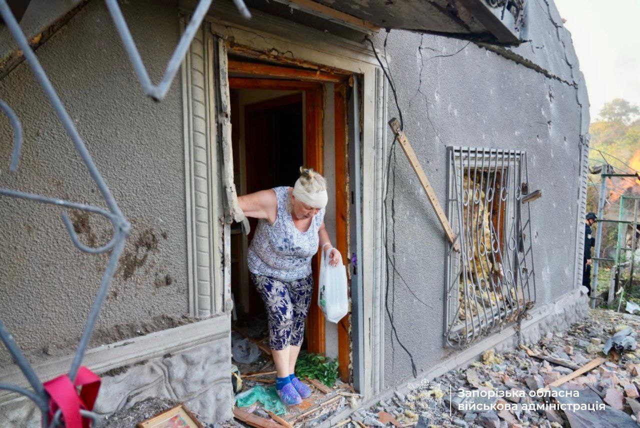 Ворог атакував Запоріжжя ракетою та дронами: пошкоджено понад 40 об’єктів, постраждали три людини