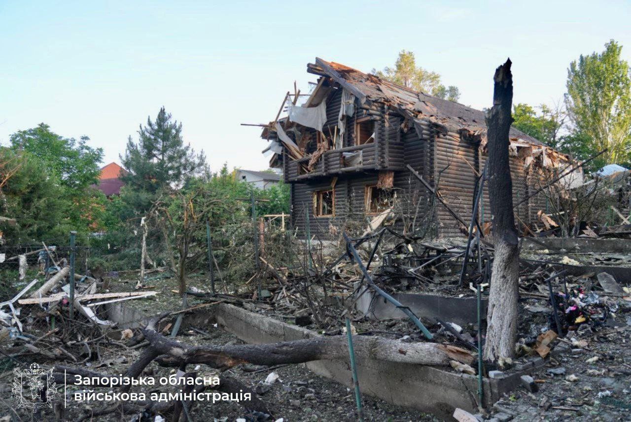 Ворог атакував Запоріжжя ракетою та дронами: пошкоджено понад 40 об’єктів, постраждали три людини