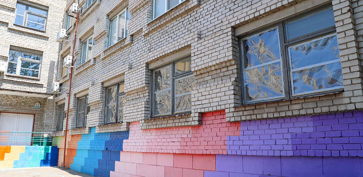 Не розсипляться від вибуху: у Запоріжжі встановлюють ударостійкі вікна
