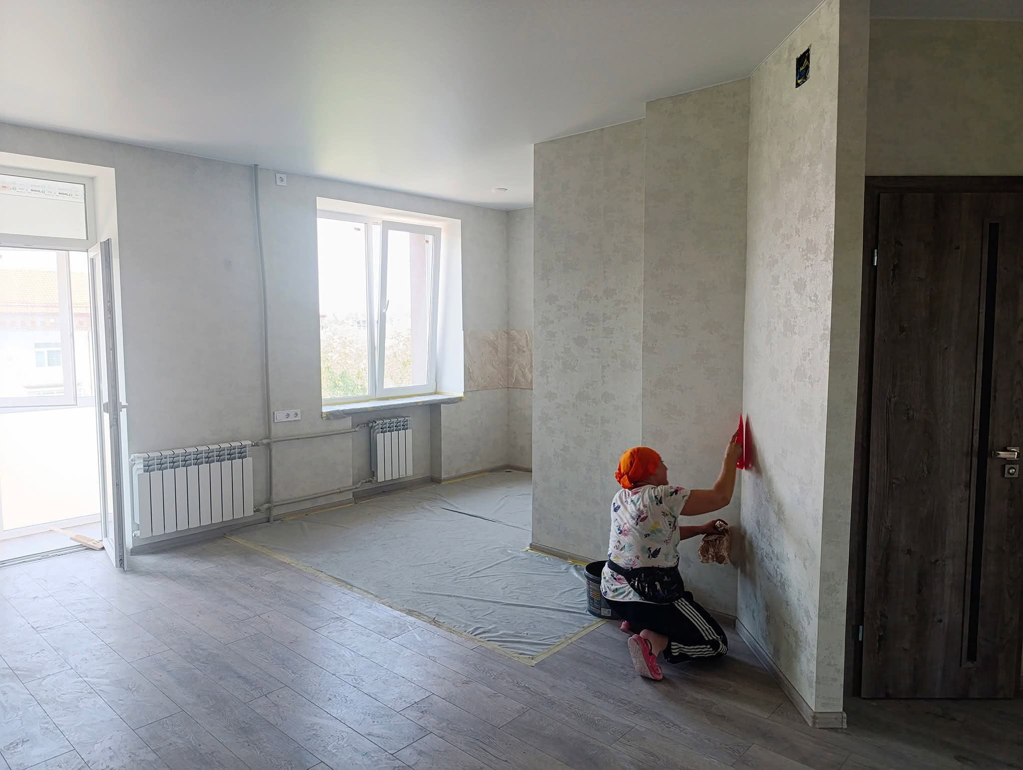 У будинку на вул. Незалежної України, 80 тривають опоряджувальні роботи в квартирах. ФОТО