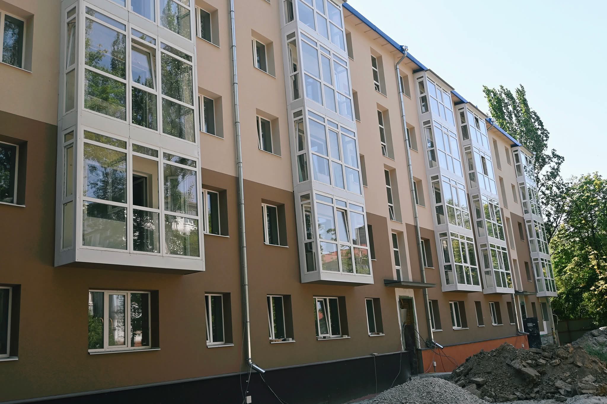 Ремонтують квартири та проводять комунікації: як проходить відбудова будинку на вулиці Незалежної України