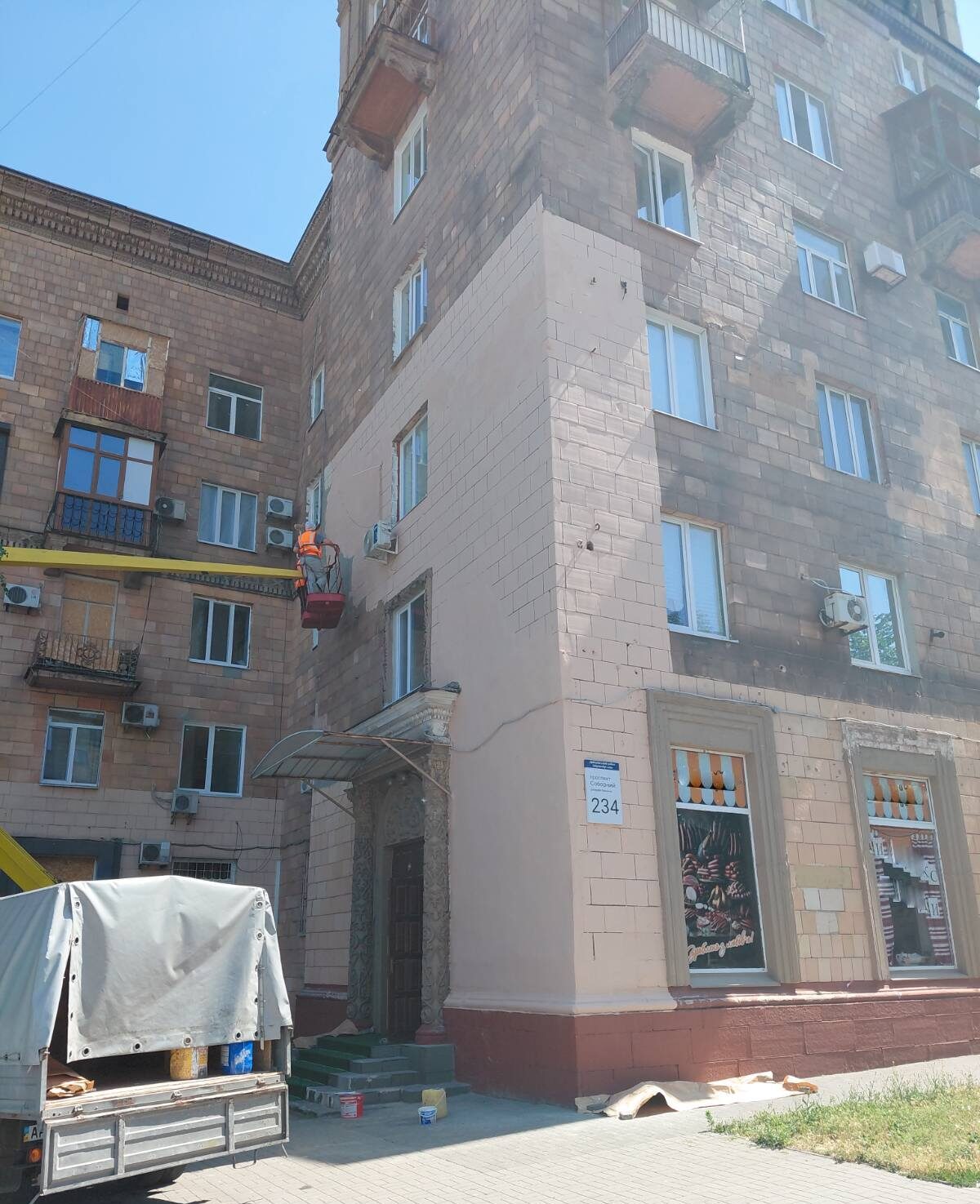 У Запоріжжі комунальники пофарбували фасад історичної пам’ятки: в мережі обурились порушенням «Коду міста»