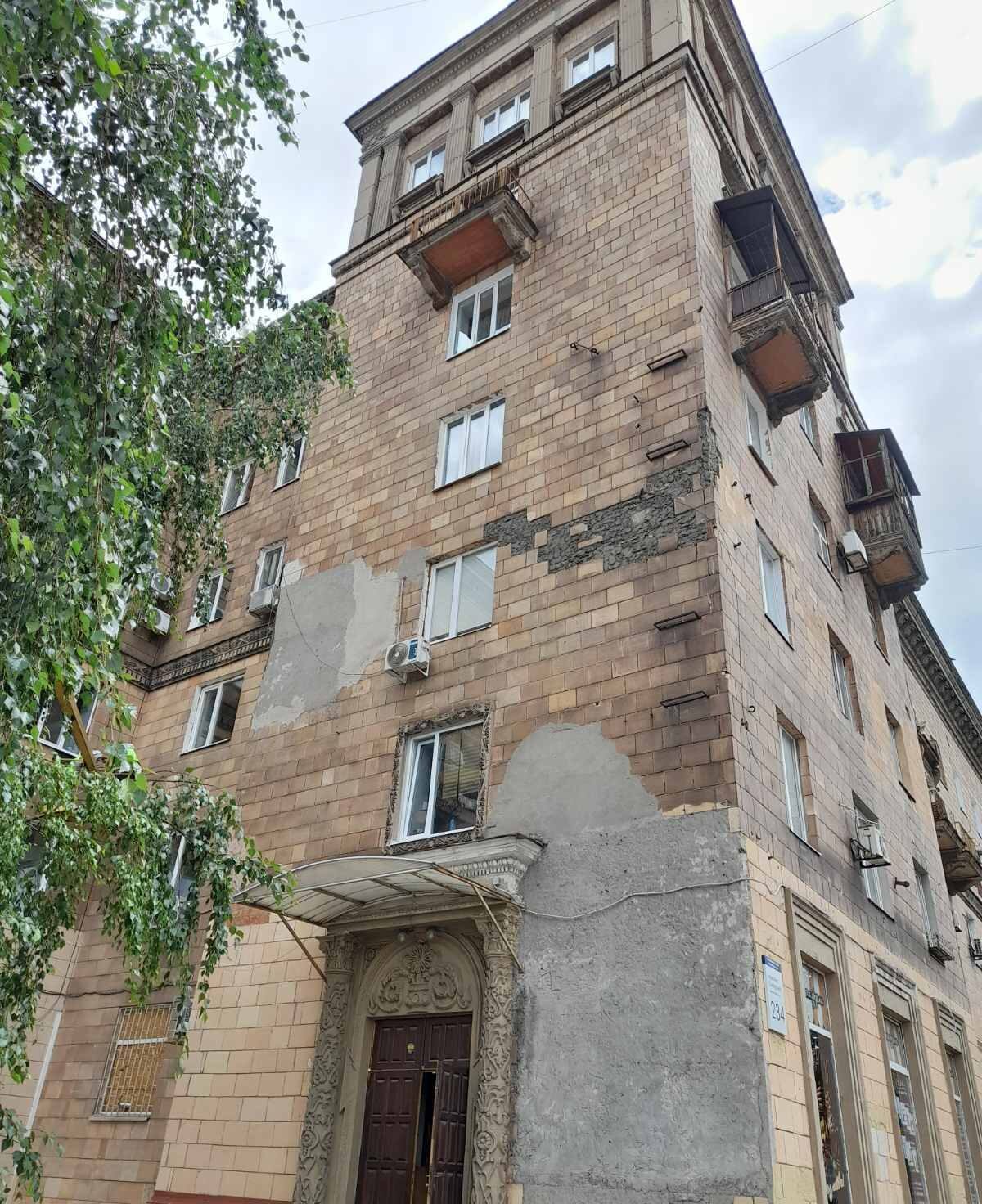 У Запоріжжі комунальники пофарбували фасад історичної пам’ятки: в мережі обурились порушенням «Коду міста»