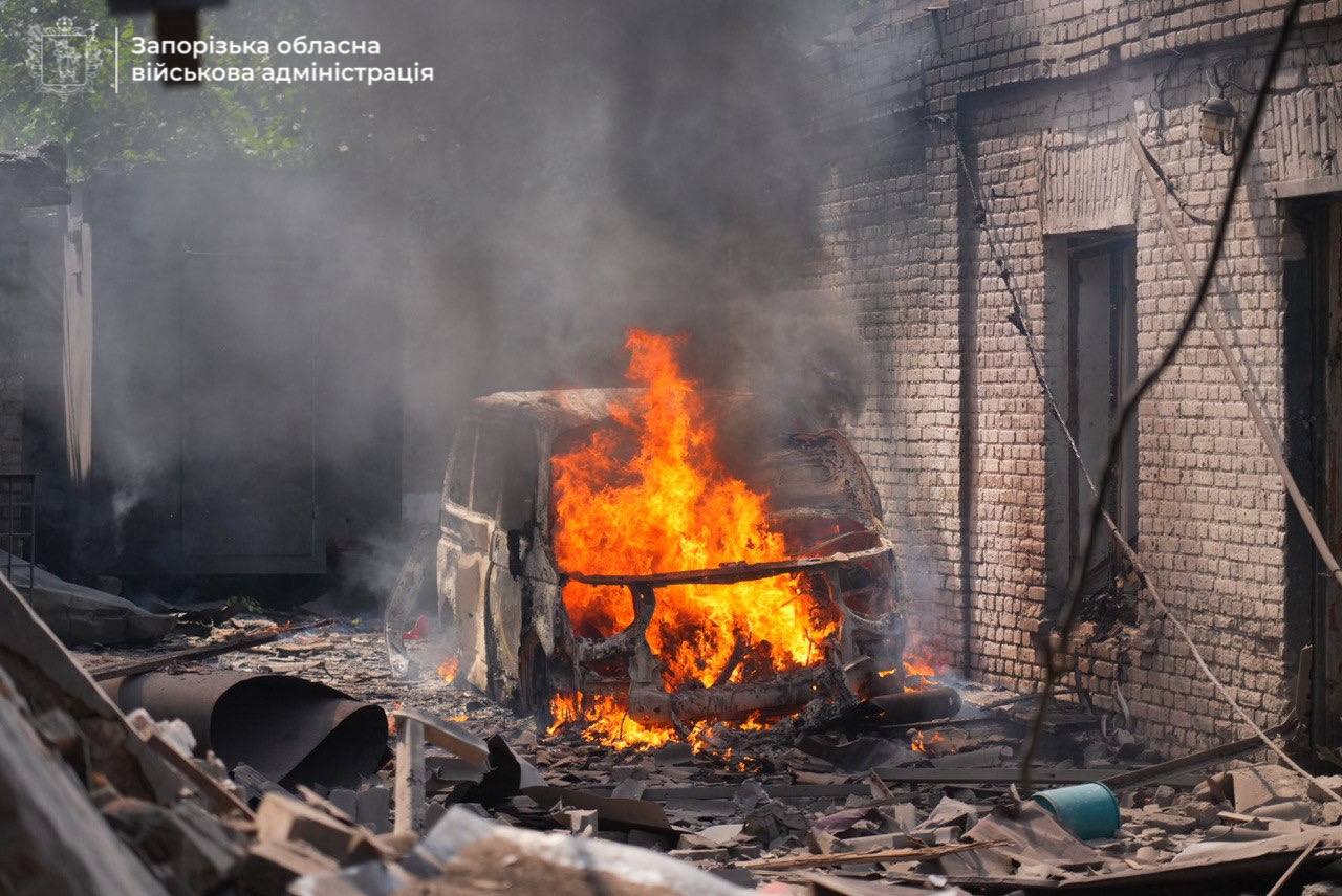 Пошкоджено університет, будинки та підприємства: росіяни атакували Запоріжжя «шахедами». ФОТО