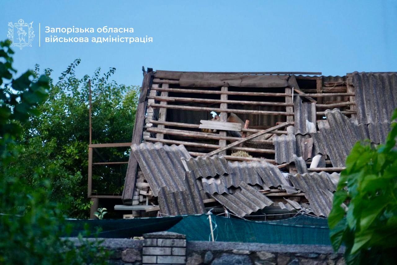 Пошкоджені приватні будинки та підприємство: РФ завдала чотири удари по Запоріжжю. ФОТО