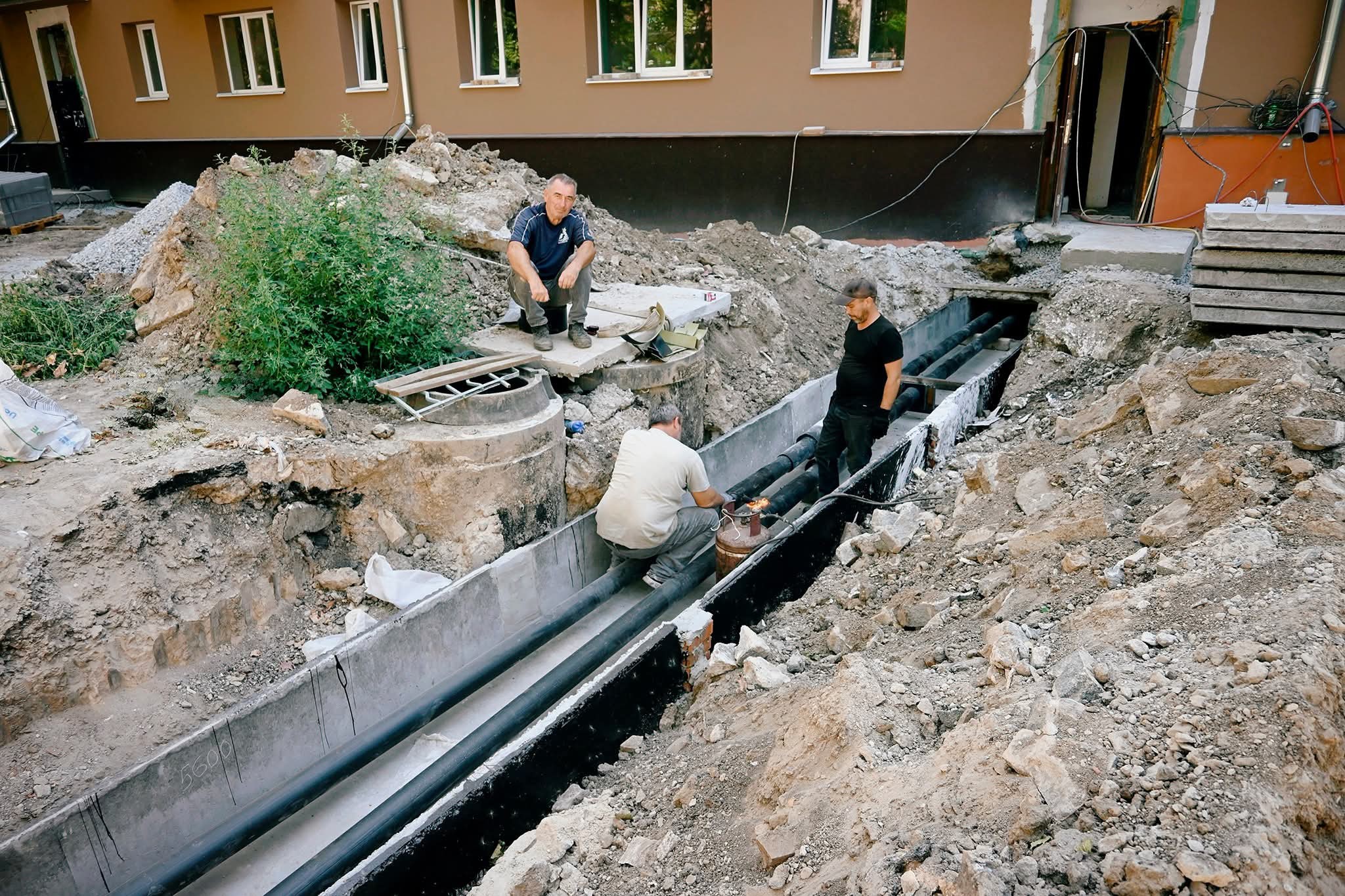 Ремонтують квартири та проводять комунікації: як проходить відбудова будинку на вулиці Незалежної України