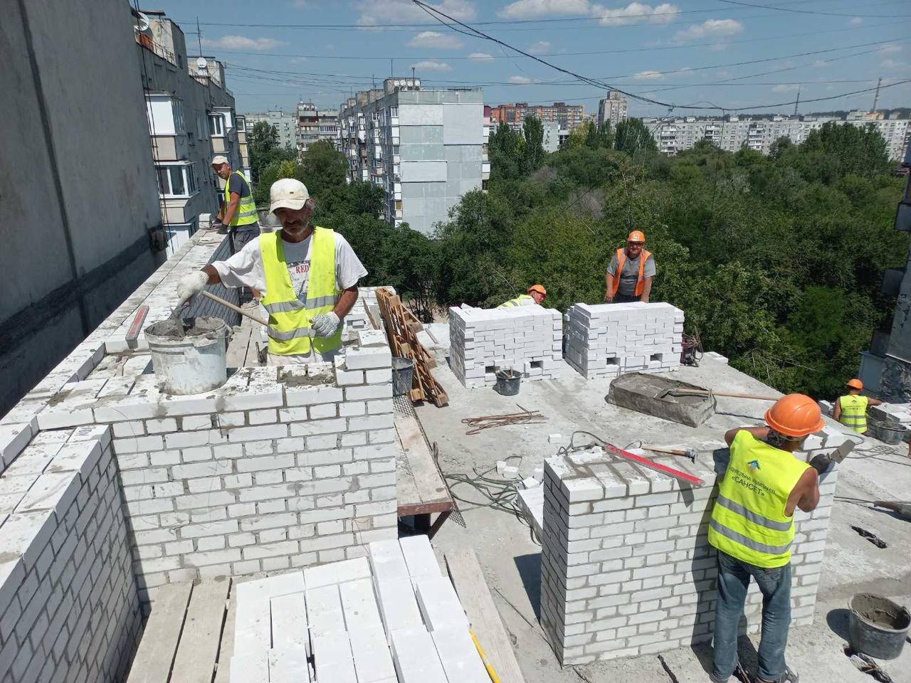 Майже 2,5 роки після обстрілу: на якому етапі ремонт будинків на Запорізькій