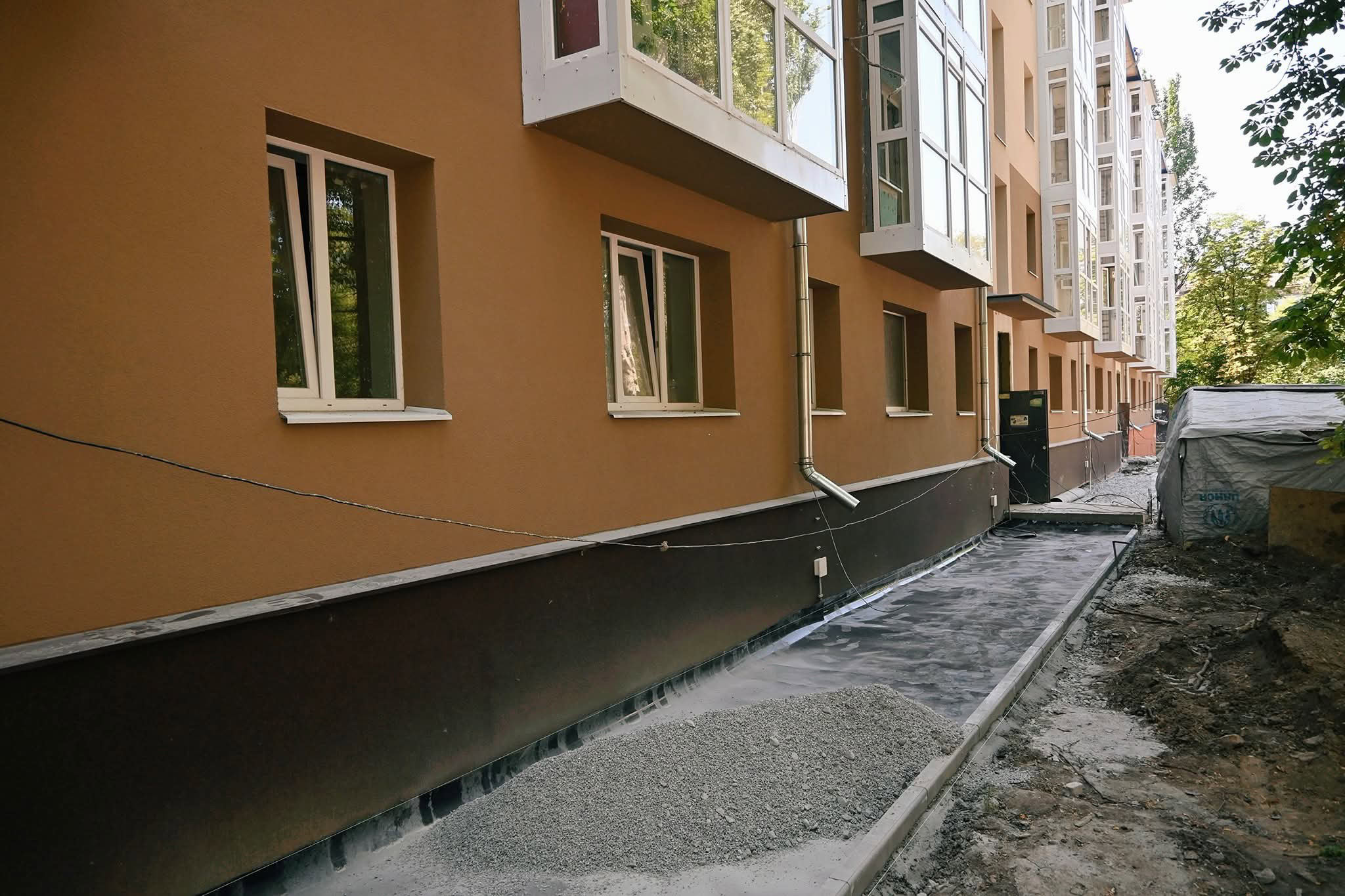 Ремонтують квартири та проводять комунікації: як проходить відбудова будинку на вулиці Незалежної України
