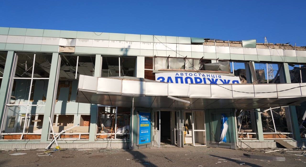 Росіяни вдарили авіабомбою по центральному автовокзалу в Запоріжжі: будівлю зруйновано, люди під завалами