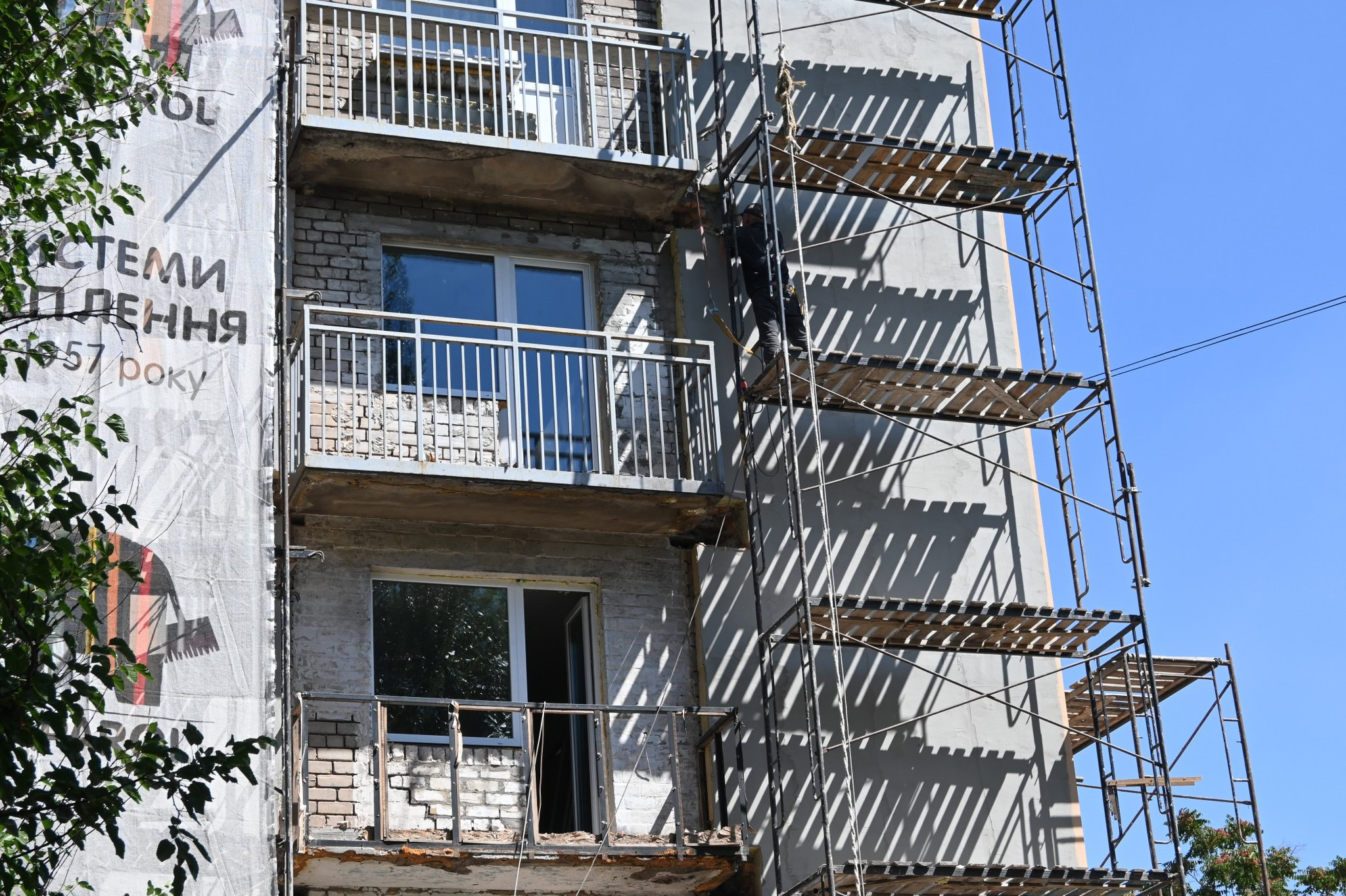 Двічі постраждалий будинок: як відновлюють багатоповерхівку на вулиці Кам’яногірській у Запоріжжі