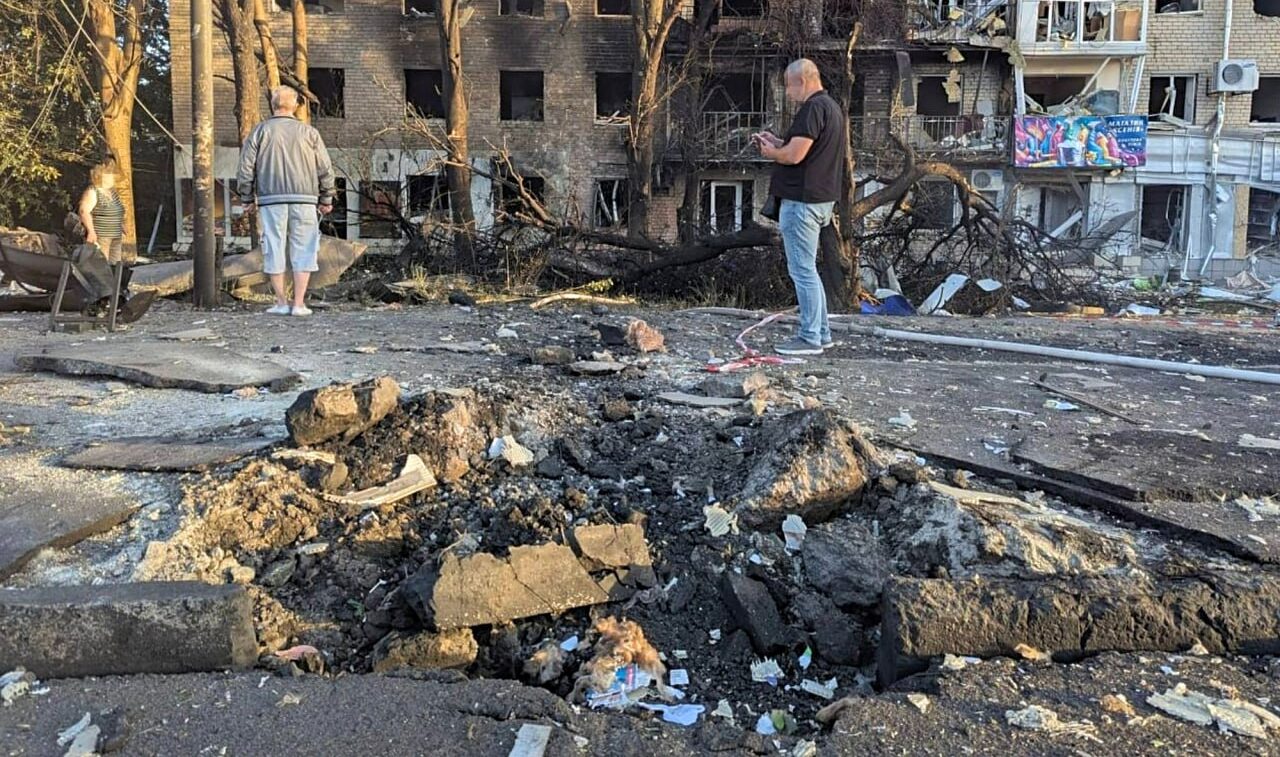 Ворог атакував Запоріжжя ракетами та дронами. Пошкоджено понад 100 будинків, є жертви та поранені Ворог атакував Запоріжжя ракетами та дронами. Пошкоджено понад 100 будинків, є жертви та поранені