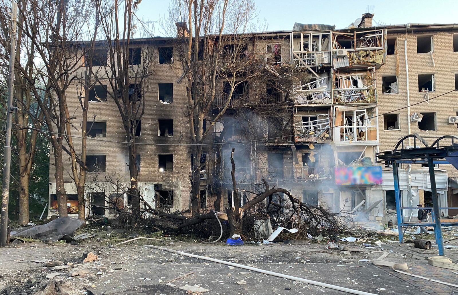 Ворог атакував Запоріжжя ракетами та дронами. Пошкоджено понад 100 будинків, є жертви та поранені