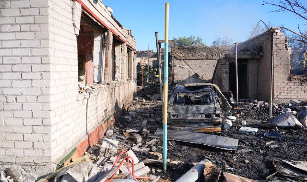 Ворог атакував Запоріжжя ракетами та дронами. Пошкоджено понад 100 будинків, є жертви та поранені Ворог атакував Запоріжжя ракетами та дронами. Пошкоджено понад 100 будинків, є жертви та поранені