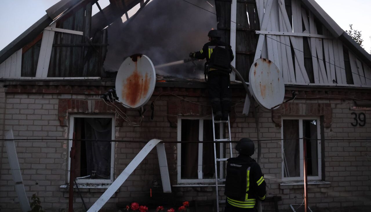 Ворог атакував Запоріжжя ракетами та дронами. Пошкоджено понад 100 будинків, є жертви та поранені Ворог атакував Запоріжжя ракетами та дронами. Пошкоджено понад 100 будинків, є жертви та поранені