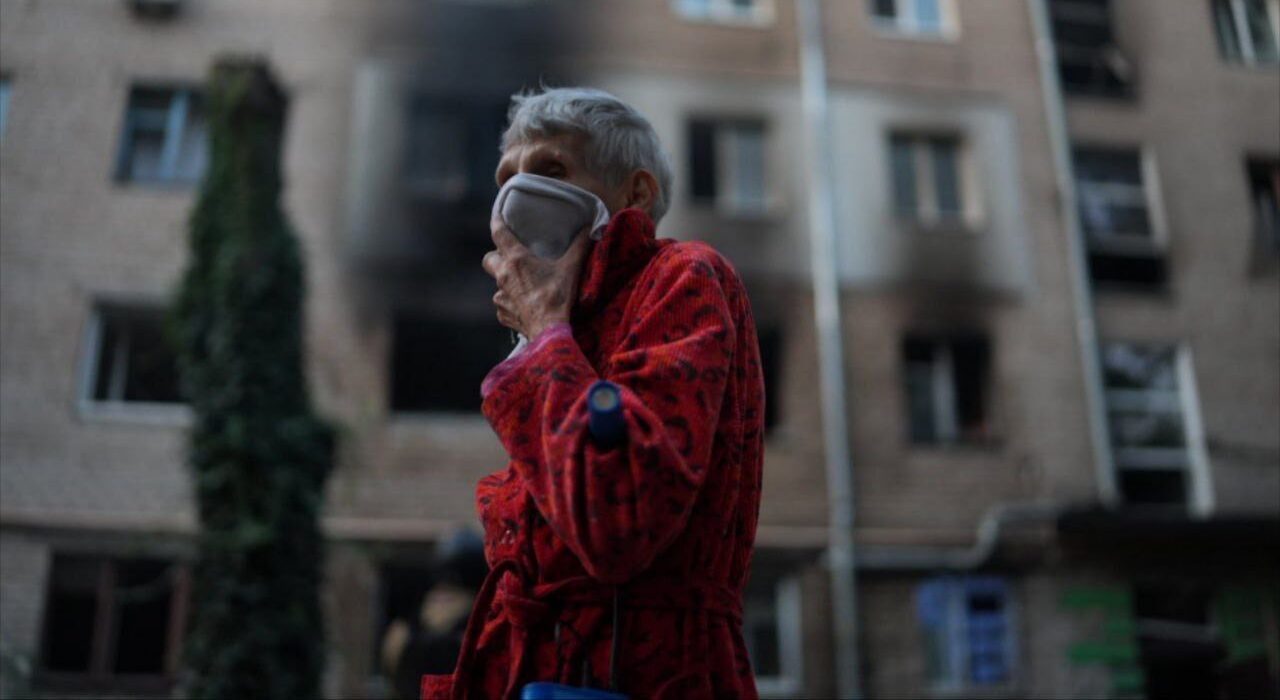 Ворог атакував Запоріжжя ракетами та дронами. Пошкоджено понад 100 будинків, є жертви та поранені Ворог атакував Запоріжжя ракетами та дронами. Пошкоджено понад 100 будинків, є жертви та поранені