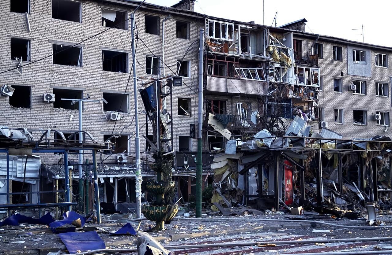 Ворог атакував Запоріжжя ракетами та дронами. Пошкоджено понад 100 будинків, є жертви та поранені Ворог атакував Запоріжжя ракетами та дронами. Пошкоджено понад 100 будинків, є жертви та поранені
