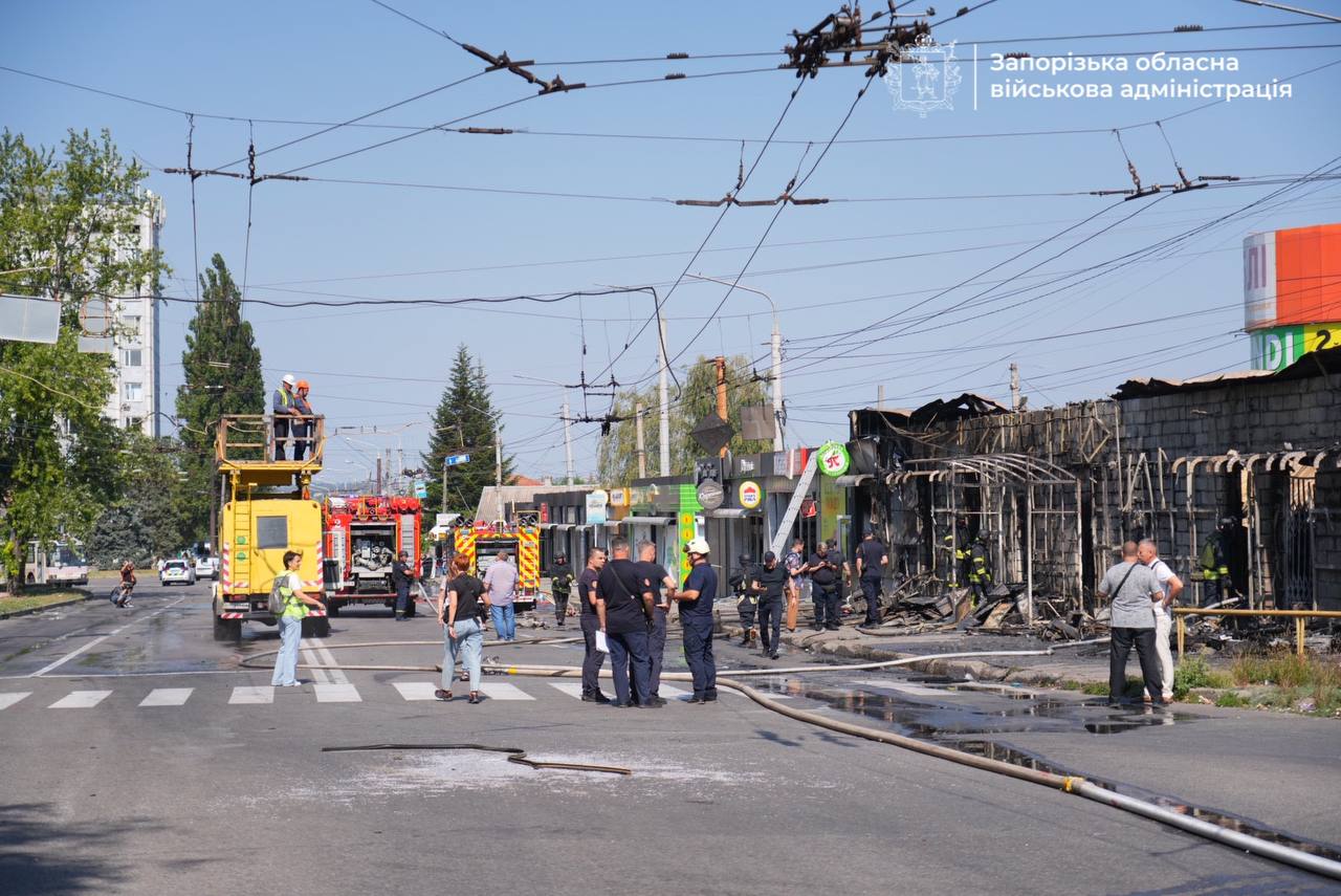 Пошкоджені будинки, зупинка, будівлі підприємства: росіяни двічі вдарили по Запоріжжю
