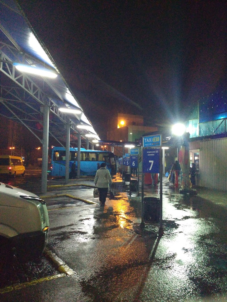 Росіяни зруйнували автовокзал у Запоріжжі: як він виглядав у минулому та чи працюватиме тепер. ФОТО
