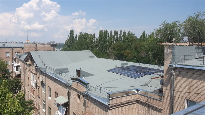 По мільйону на дах: у Запоріжжі ремонтують дахи багатоповерхівок після обстрілів