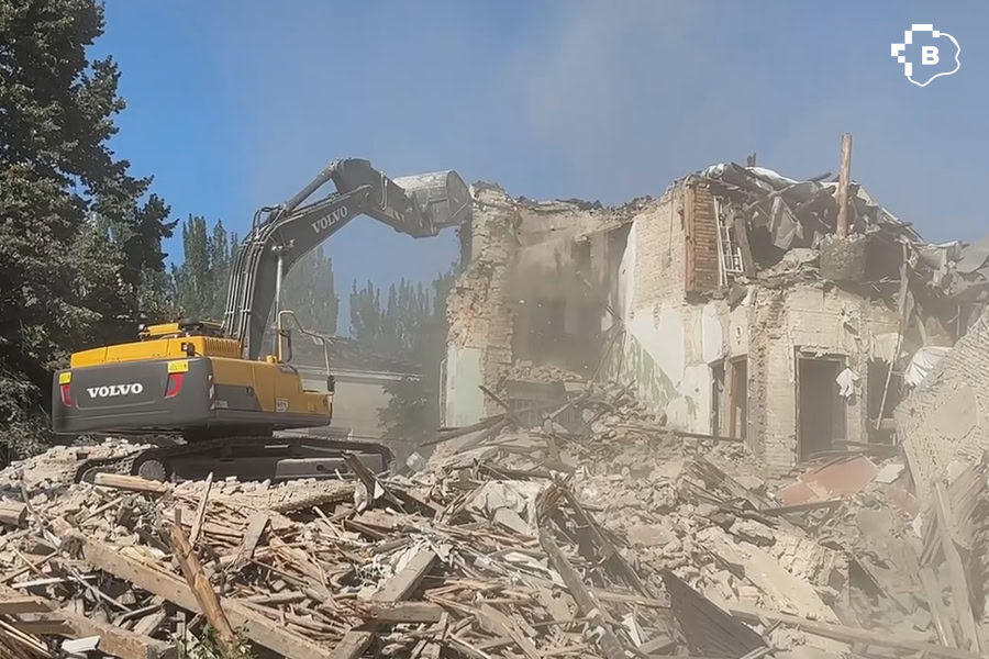 У Запоріжжі зносять будинок, зруйнований ракетним ударом. ФОТО